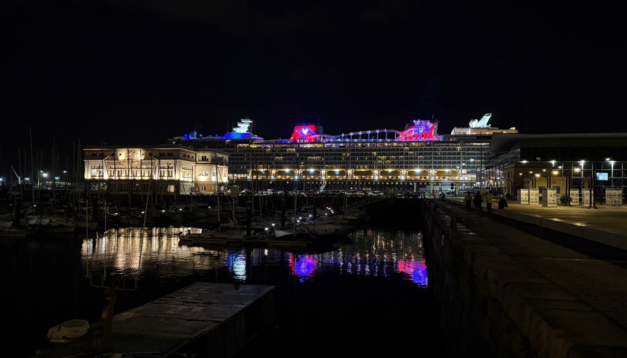 El crucero Disney Fantasy alumbra la dársena coruñesa