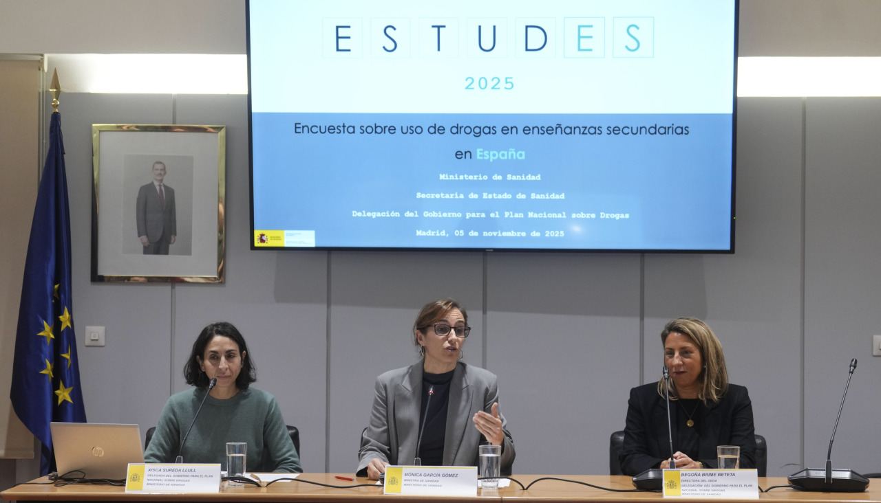 La ministra de Sanidad, Mónica García, ayer, durante la presentación de la encuesta