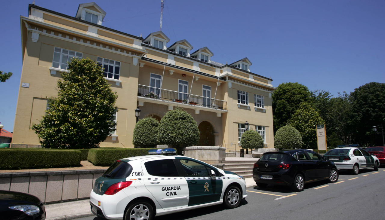 Coche de la Guardia Civil delante del ayuntamiento de Oleiros