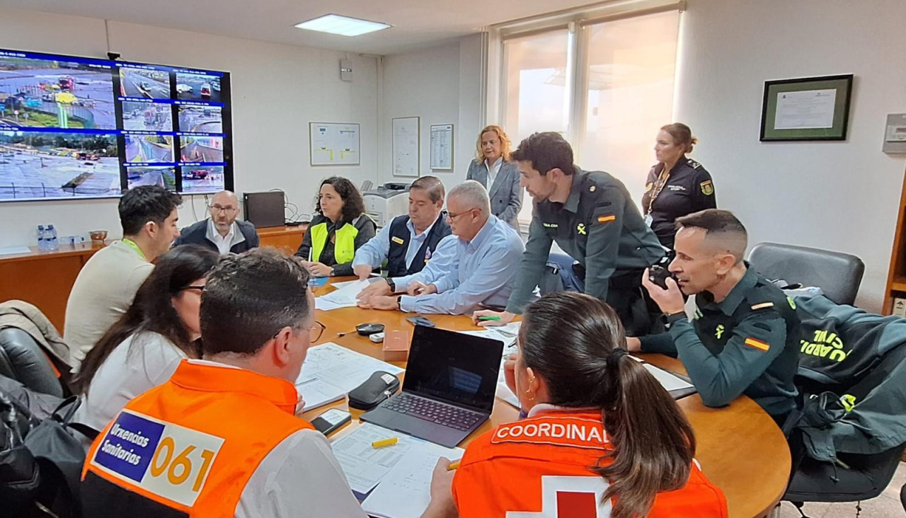 Reunión  del simulacro de accidente aéreo en el Aeropuerto de A Coruña, en el que ha participado el subdelegado del Gobierno en A Coruña, Julio Abalde.