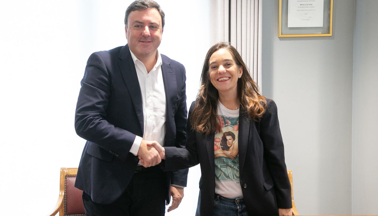 Formoso e Inés Rey firman el convenio para el mantenimiento de las casas de acogida y los pisos de víctimas de violencia de género