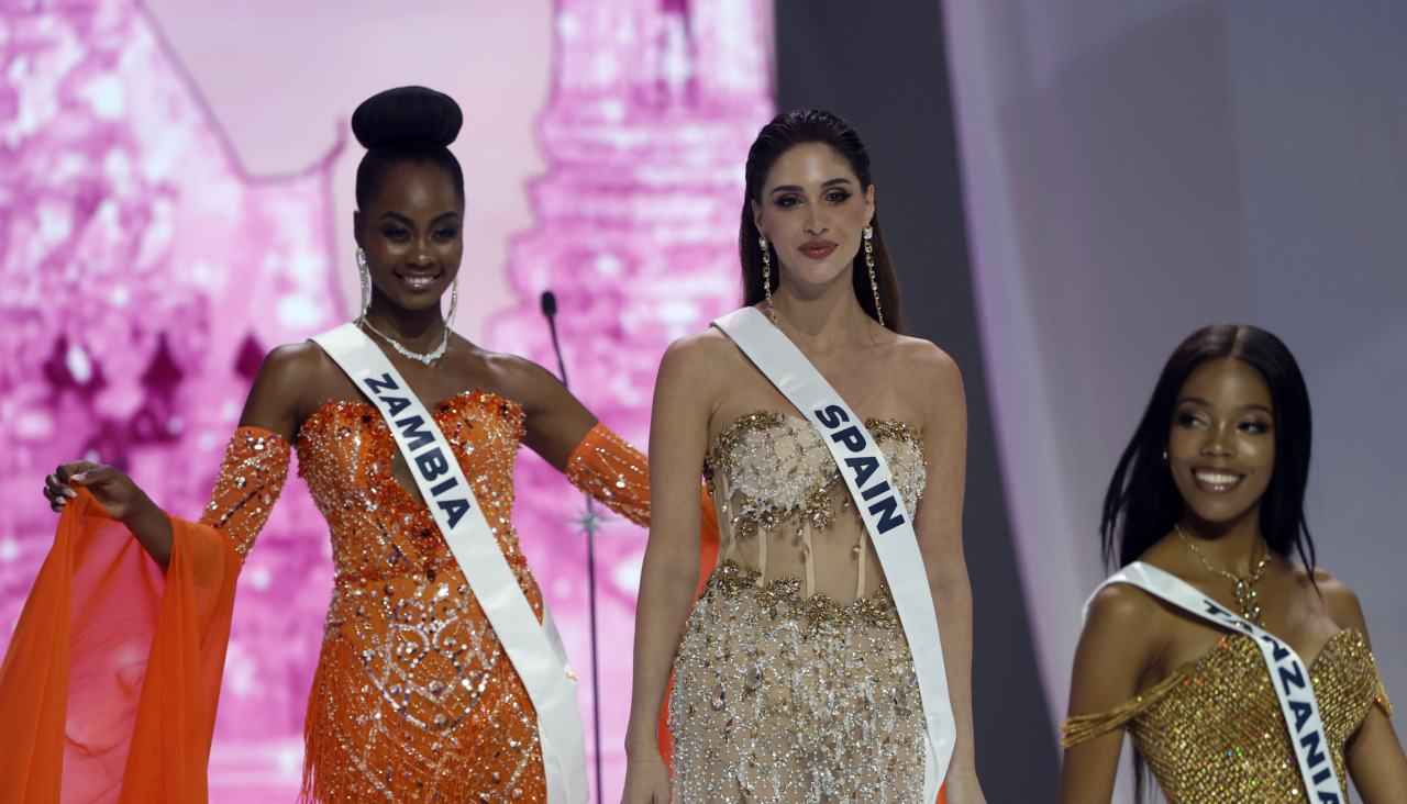 Andrea Valero, en el centro, junto a las representantes de Zambia y Tanzania