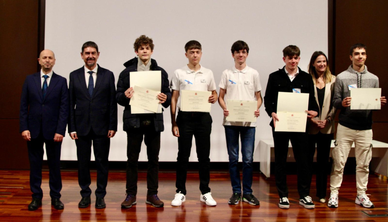 Foto de los estudiantes premiados