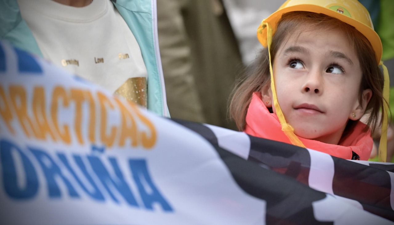Los alumnos, con cascos de obra en la cabeza, se implican en las concentraciones