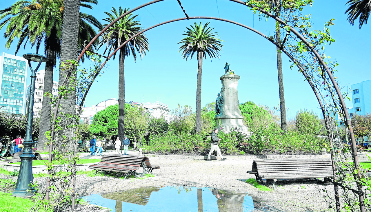 La ‘portería’ de la Rosaleda, este viernes, con un charco debajo