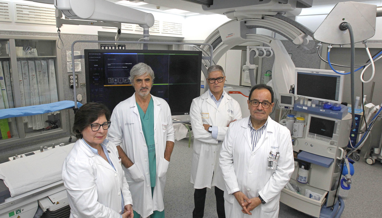 María del Pilar Souto, supervisora de Enfermería del servicio de radiodiagnóstico; Ignacio Cao, de la unidad radiología vascular intervencionista; José Luis Díaz, responsable de la unidad neurorradiología intervencionista; y José Manuel Castro, jefe del servicio