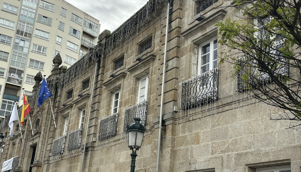 Esta semana comenzó la instalación del alumbrado navideña en espacios como el Edificio Archivo de Betanzos