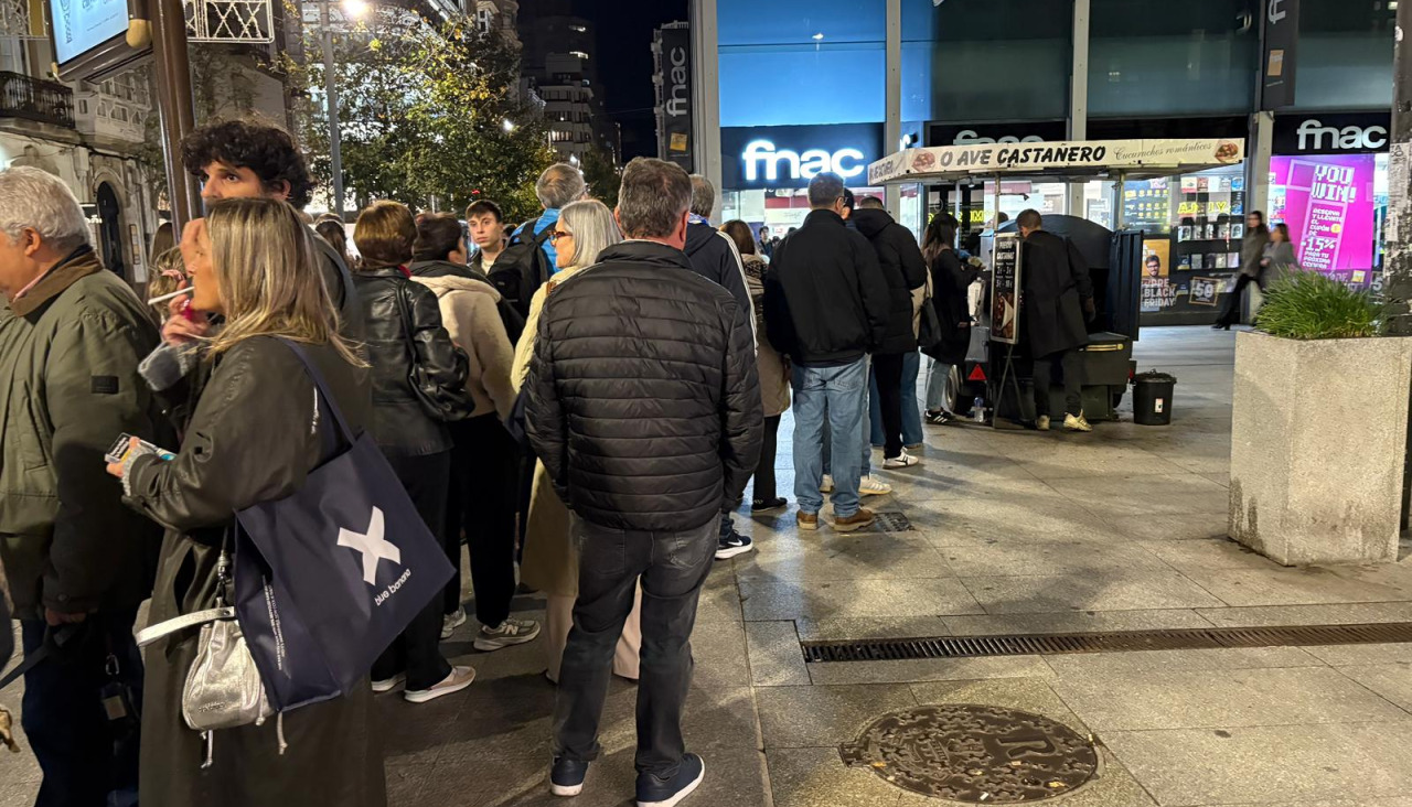 Colas en el puesto de castañas de la plaza de Lugo