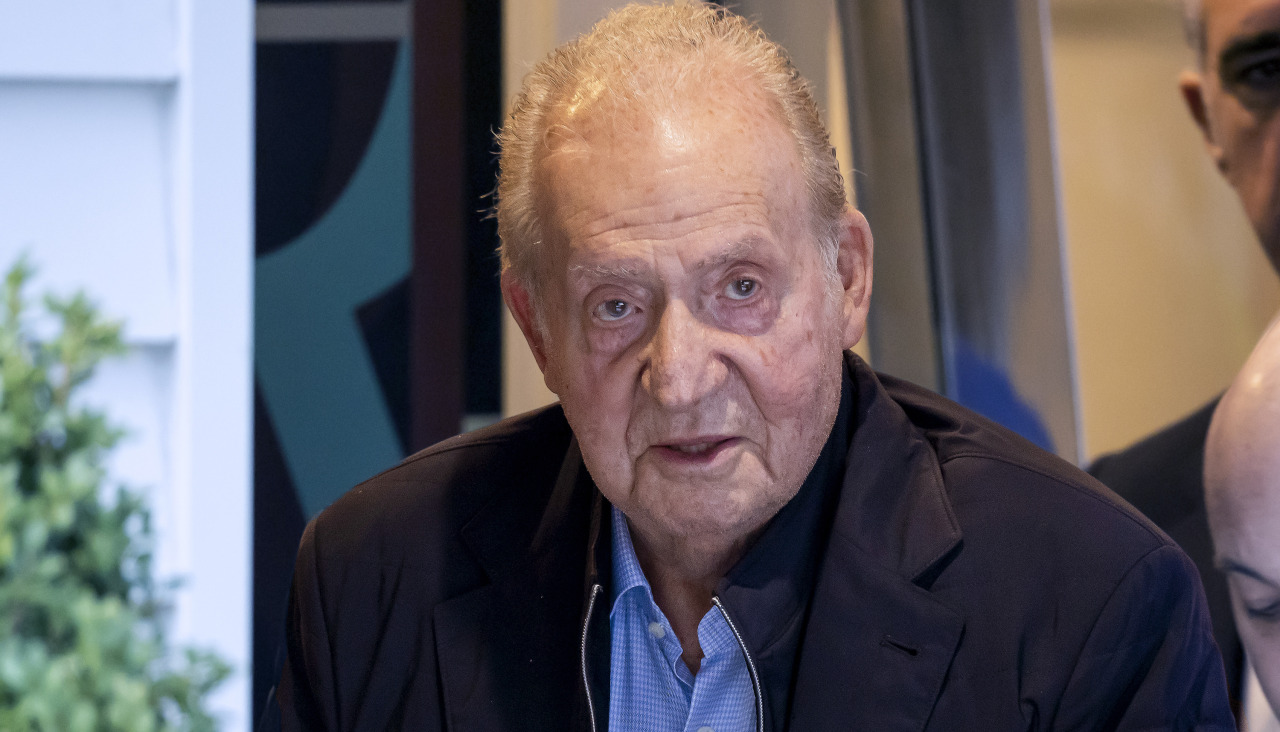 El rey emérito, a su salida de un restaurante cercano a la casa de su amigo Pedro Campos