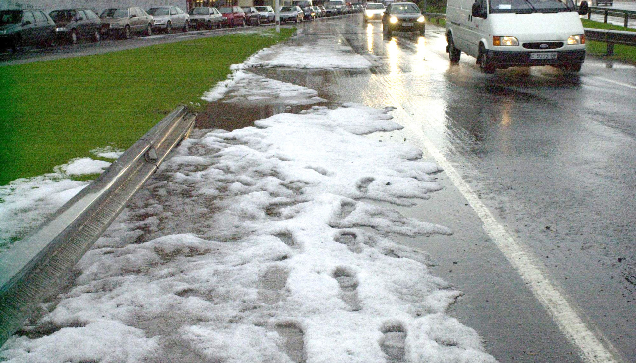 El granizo caído por la mañana dificultó el tráfico en las calles