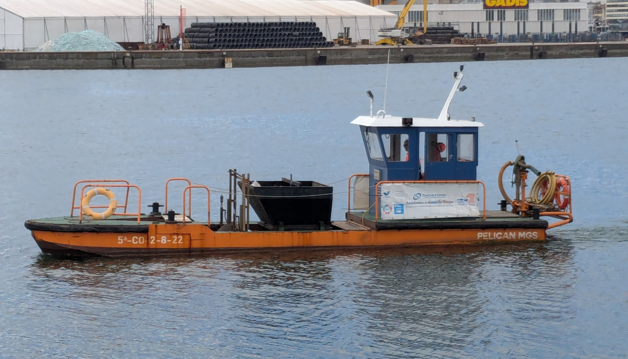 La ‘Pelican MGS’ navega por el entorno de la Dársena de la Marina