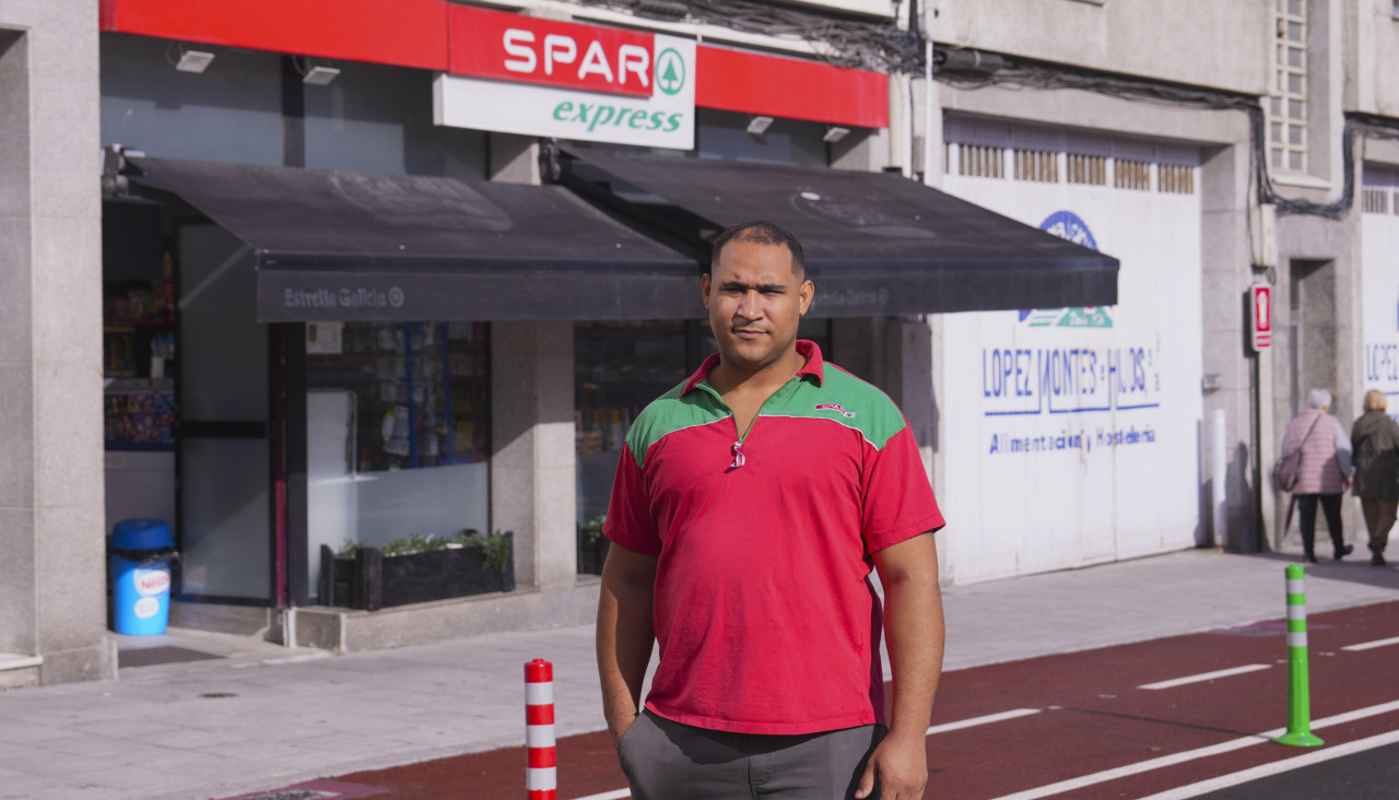 Ángel Gómez, uno de los comerciantes afectados por el resultado de la reurbanización de la avenida de A Sardiñeira