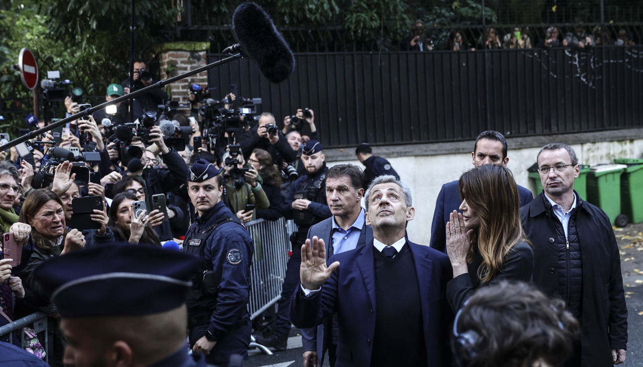 Sarkozy, el día en que entró en la cárcel, acompañado de su mujer, Carla Bruni