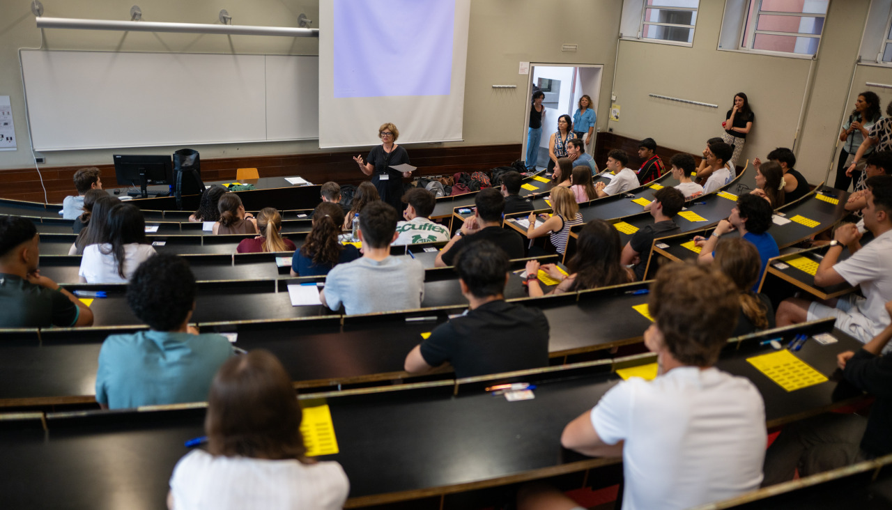 Estudiantes en un aula universitaria