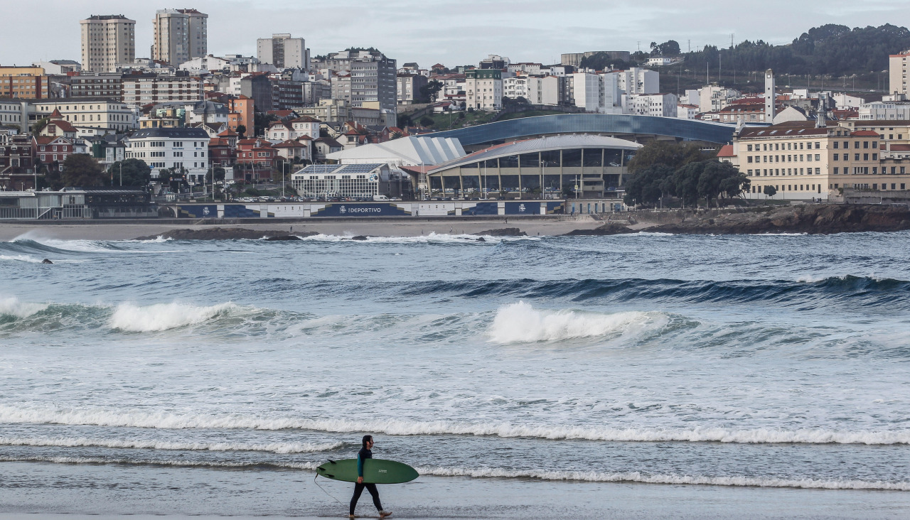 Un surfista, durante la alerta amarilla del día cinco