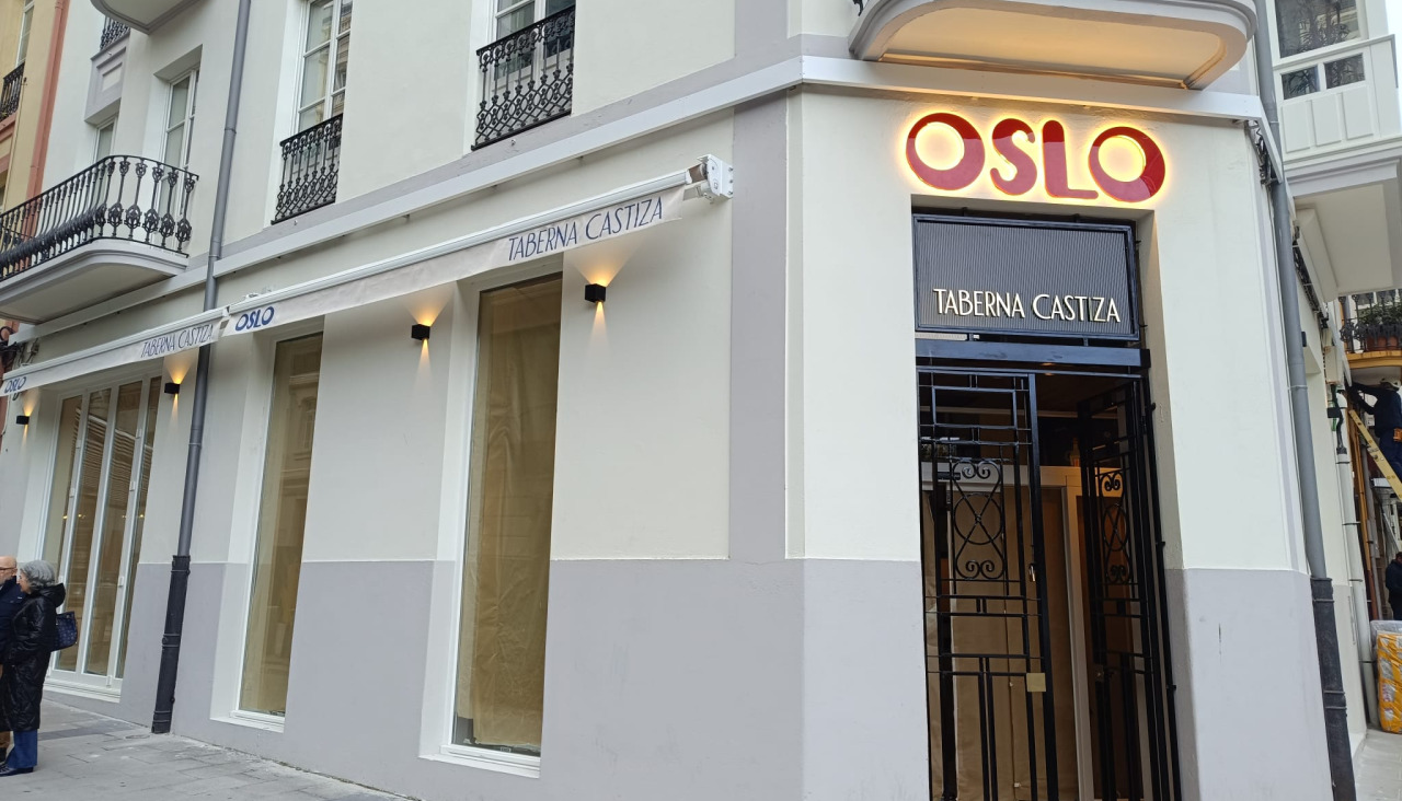 Fachada del nuevo Oslo, en la esquina de Emilia Pardo Bazán con Marcial del Adalid, un espacio que regresa a la vida del barrio