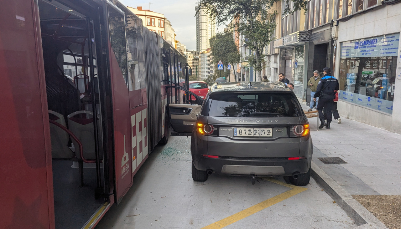 Accidente en A Coruña entre un autobús y un coche aparcado