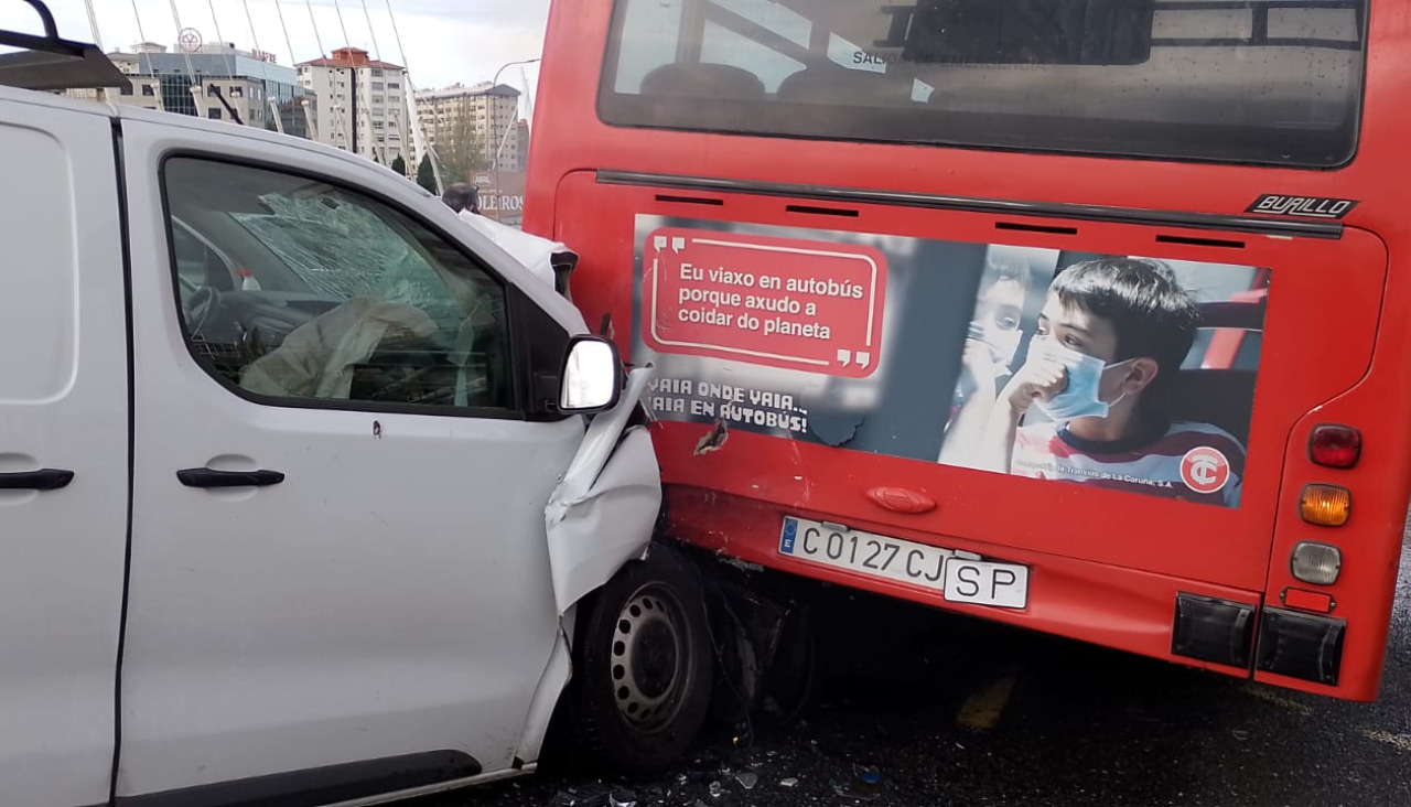 Furgoneta empotrada en Alfonso Molina