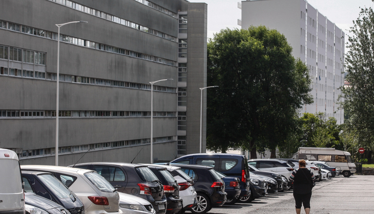 Viviendas y coches estacionados en el Barrio de las Flores, en 2023