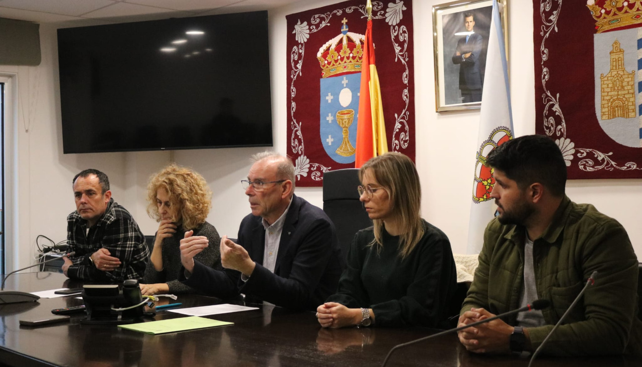 Miño suscribe una declaración institucional en demanda de un instituto