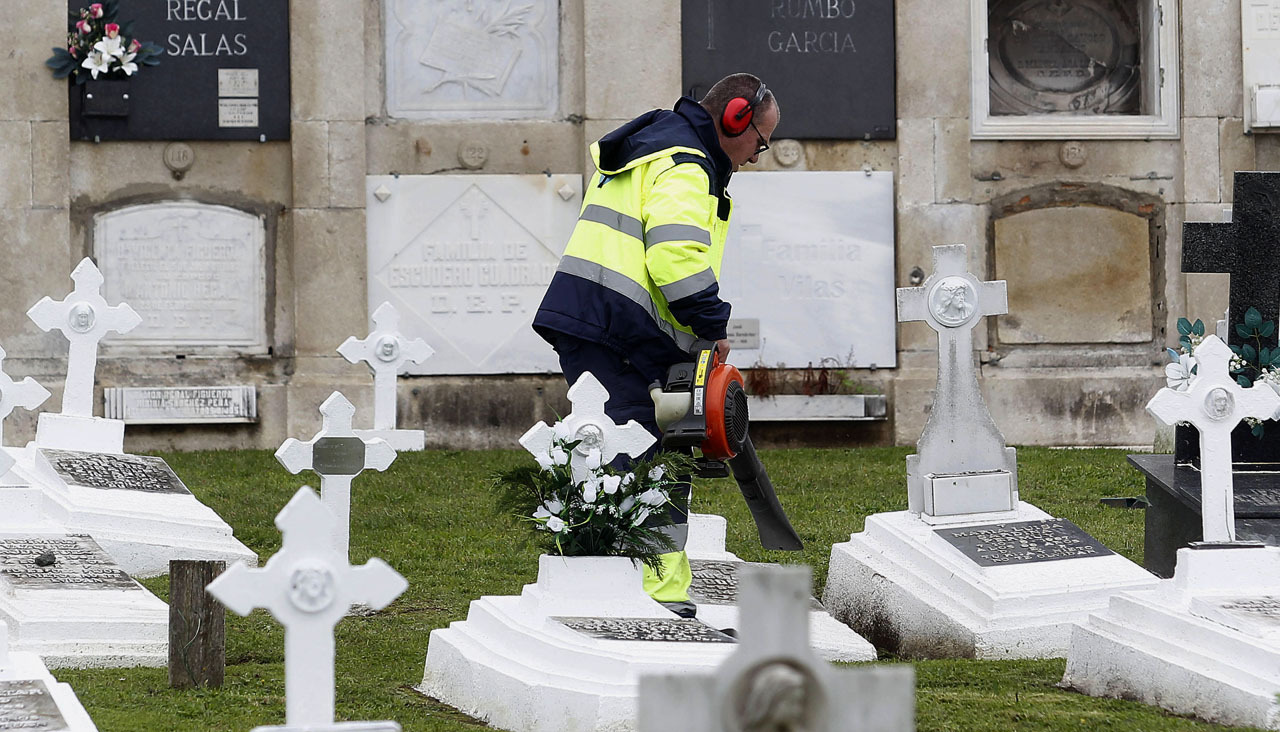 Un operario, con un soplador de hojas en el cementerio de San Amaro
