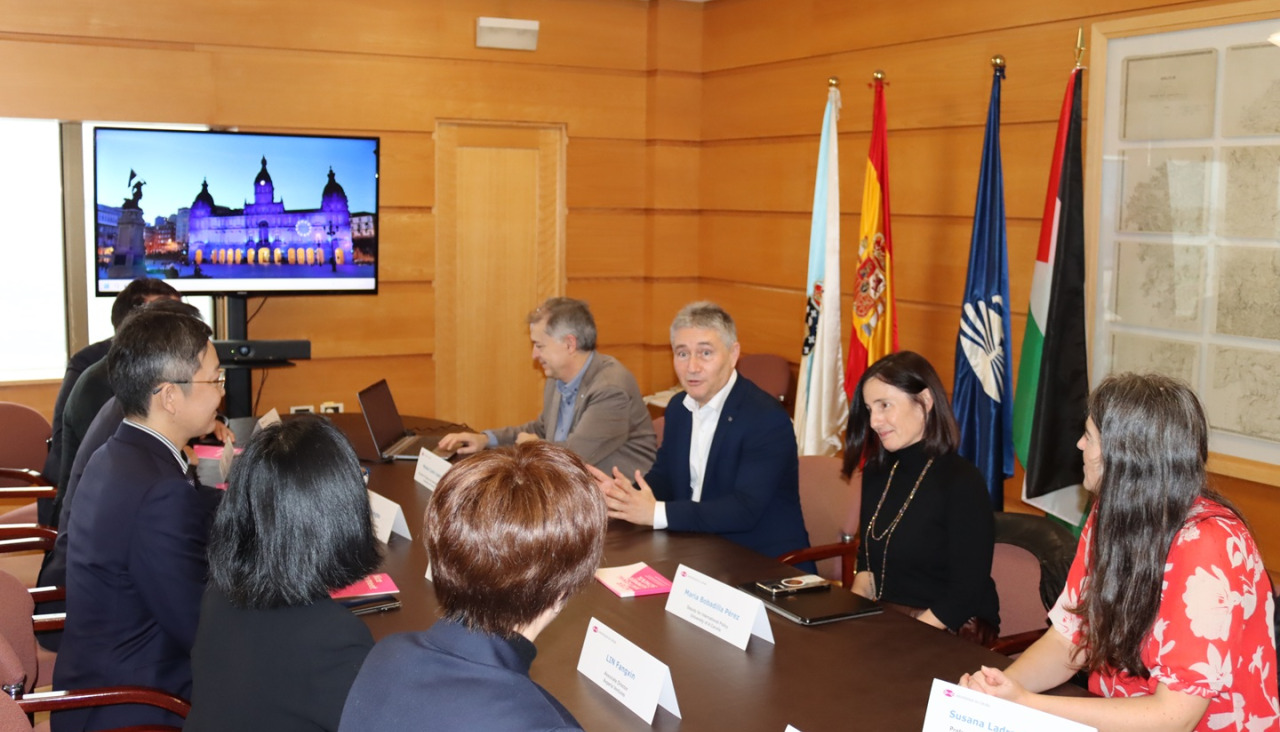 Imagen de la reunión, con presencia del rector, Ricardo Cao