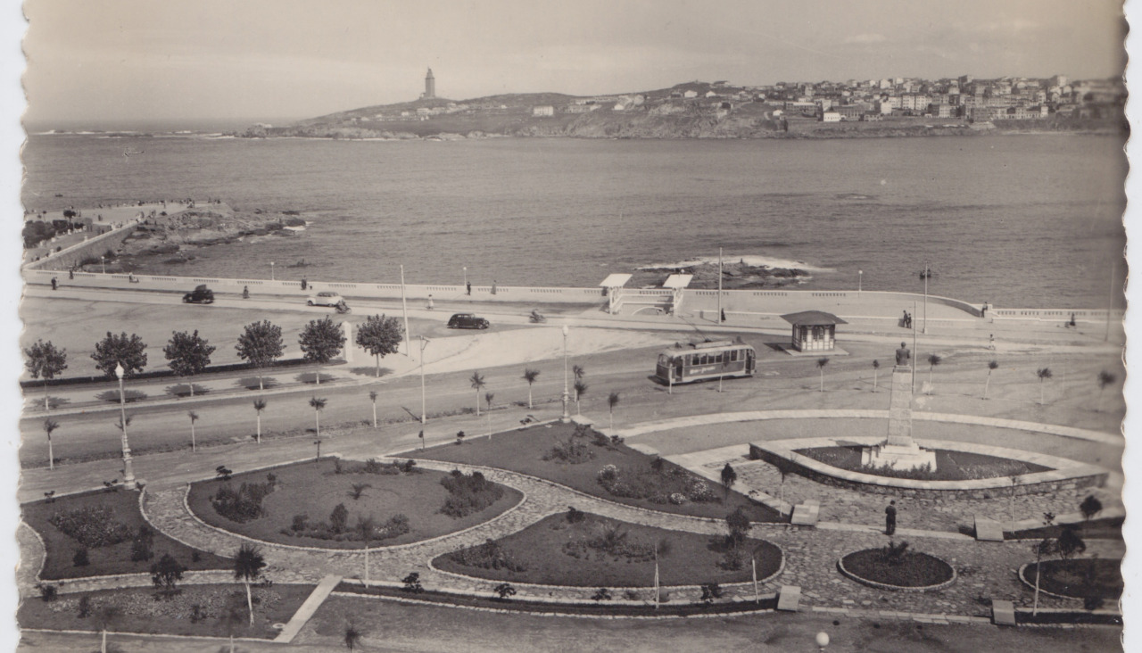 Postal que muestra la plaza de Portugal en los años 50, con la escultura del mariscal Carmona en el centro