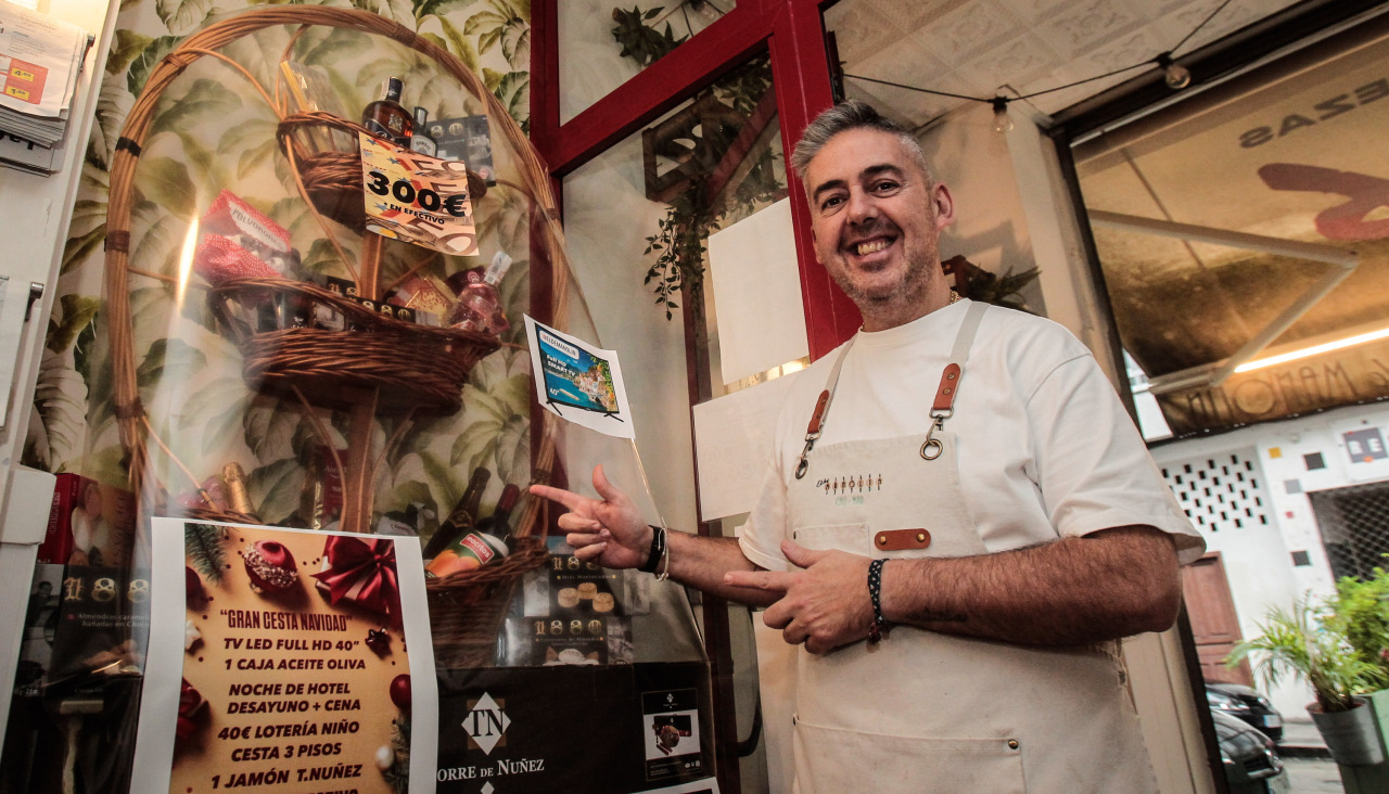 Manuel Cruz, propietario de El De Manolín