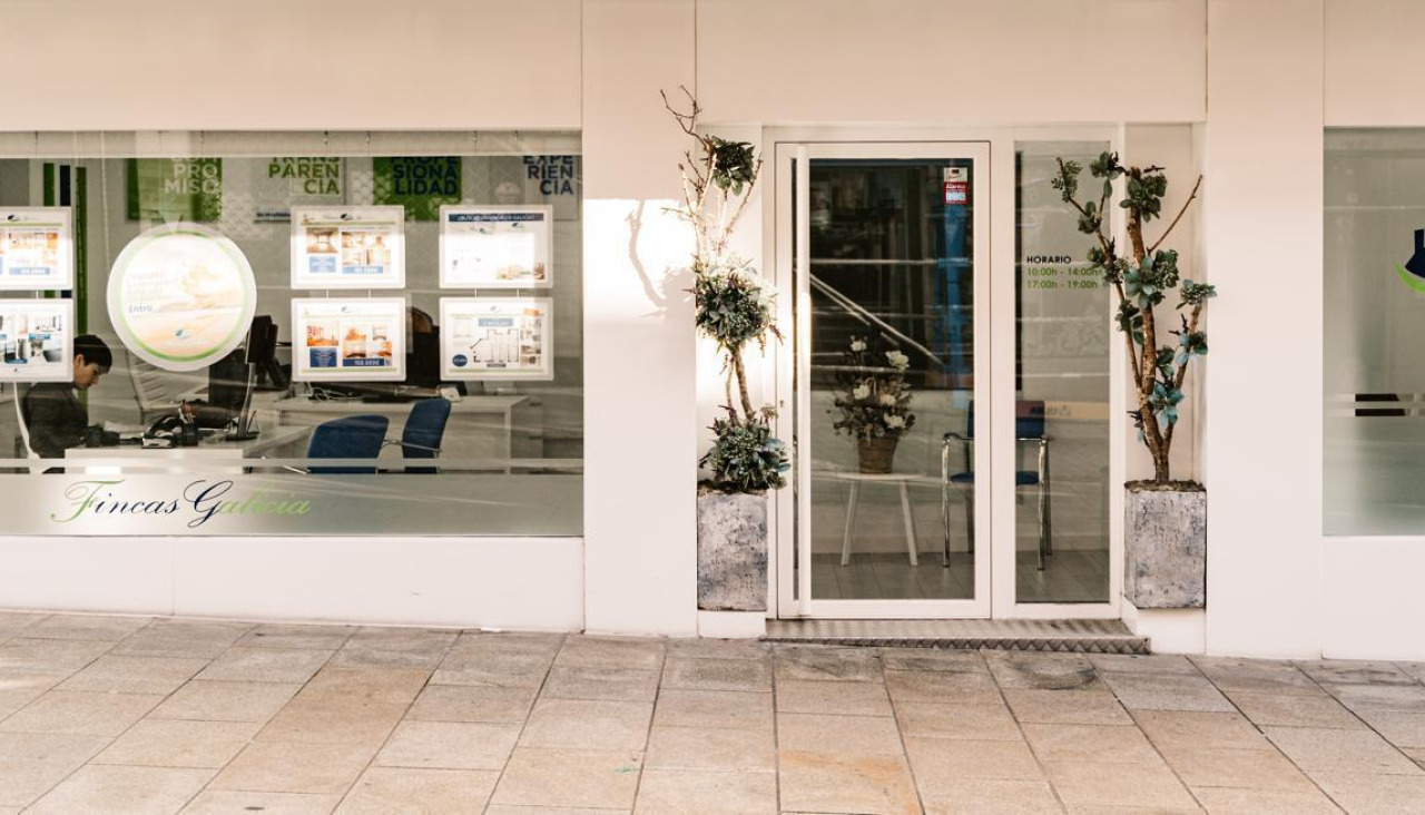 Oficina de Fincas Galicia, donde un equipo especializado gestiona operaciones de compraventa y proyectos de rehabilitación