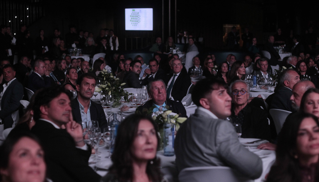 Nmerosos asistentes a la gala, con Francisco Vázquez en el centro, en la sala Pelícano