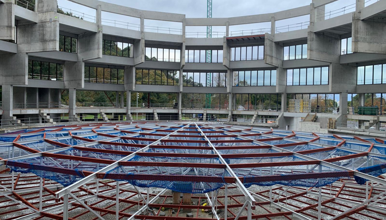 Interior de la obra del multiusos de Bastiagueiro