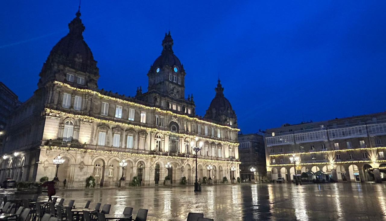 María Pita iluminada por las luces de Navidad