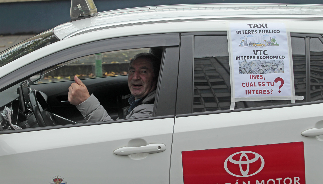 Un taxista durante la protesta