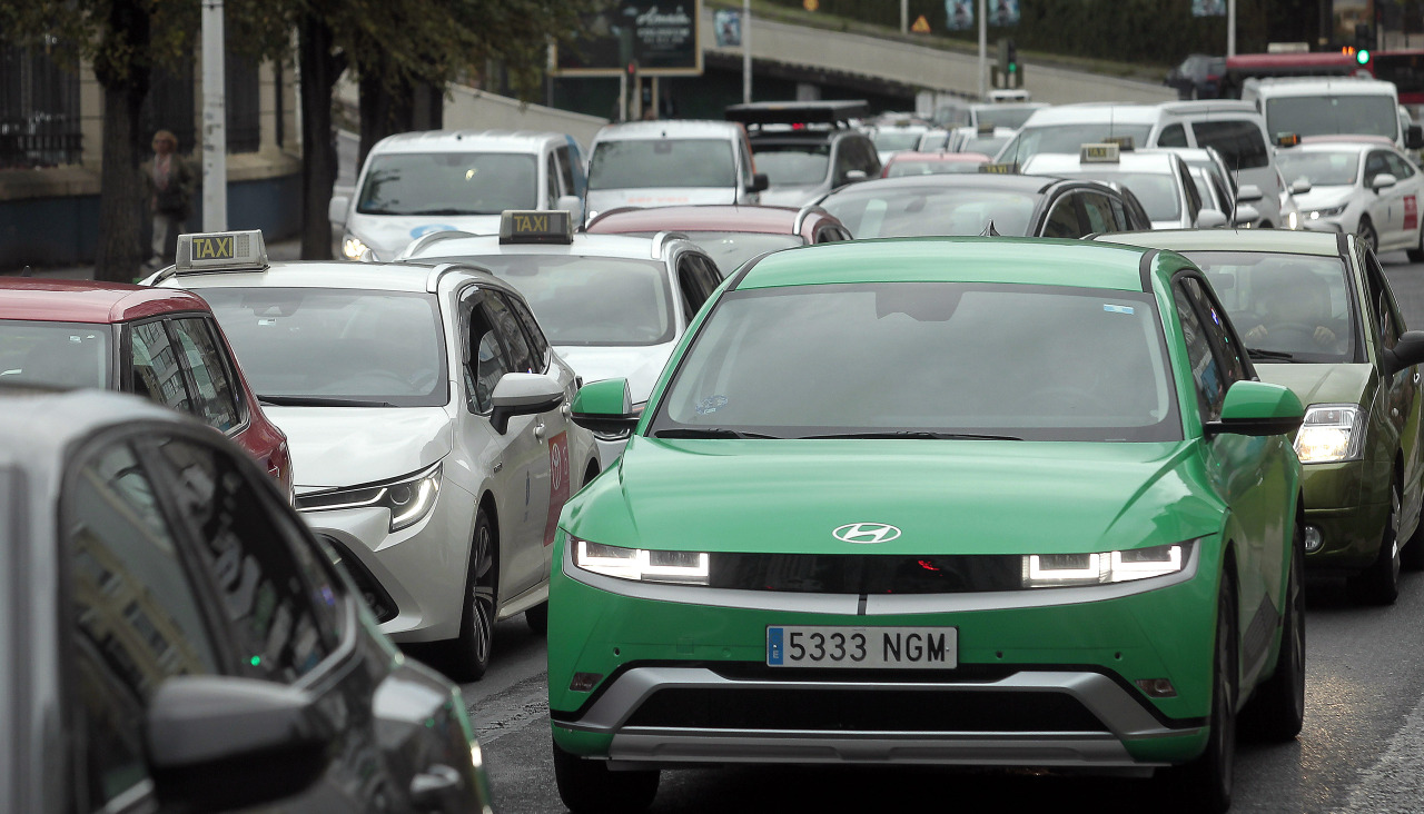 La caravana con un centenar de taxis se dirigió desde A Pasaxe hacia O Parrote, atravesando la ciudad por Linares Rivas, plaza de Ourense, Juana de Vega y el Paseo Marítimo