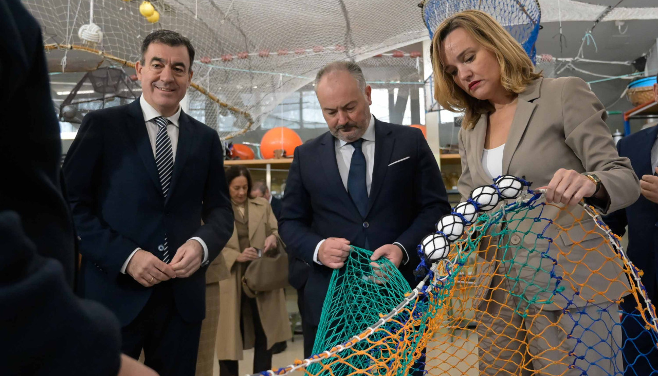 El conselleiro y la ministra de Educación, durante su visita a la Universidad Laboral de Culleredo