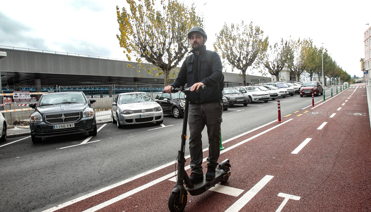La reurbanización de la avenida de A Sardiñeira provocó el traslado de algunos contenedores a las calles paralelas