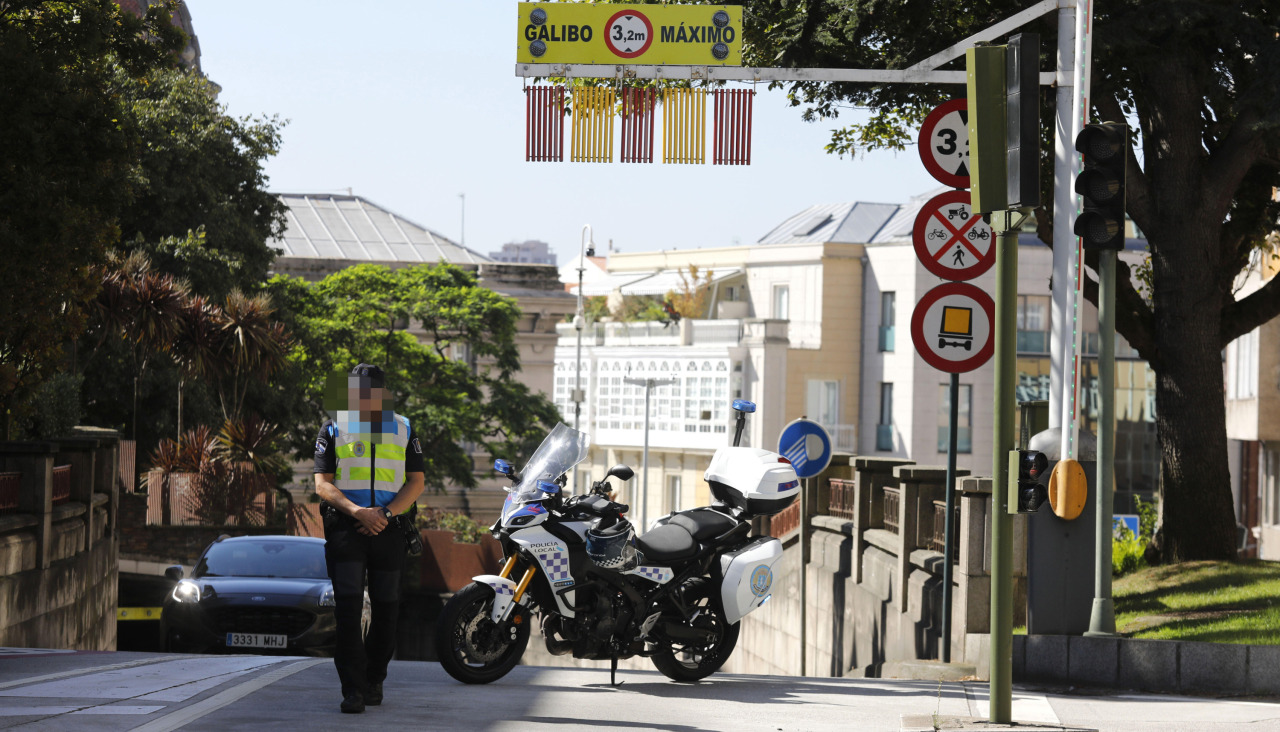 La Policía Local, durante un cierre del túnel de María Pita por un accidente