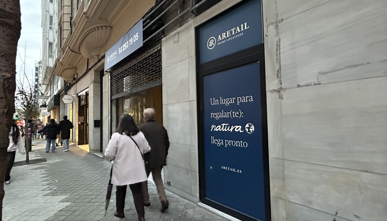 Anuncio de Natura en el futuro espacio que ocupará en la calle Teresa Herrera de A Coruña