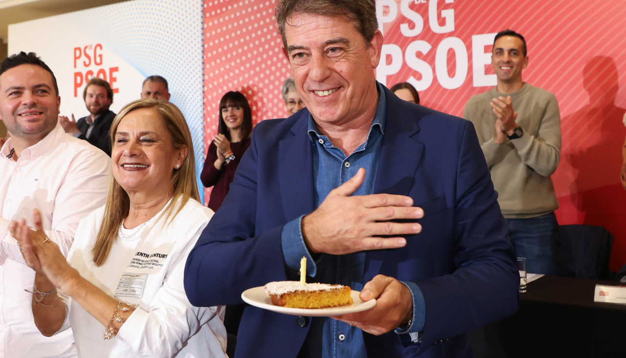 El secretario general del PSdeG, José Ramón Gómez Besteiro, celebra su 58 aniversario con los miembros del Comité Nacional Galego durante su reunión este sábado en Santiago de Compostela