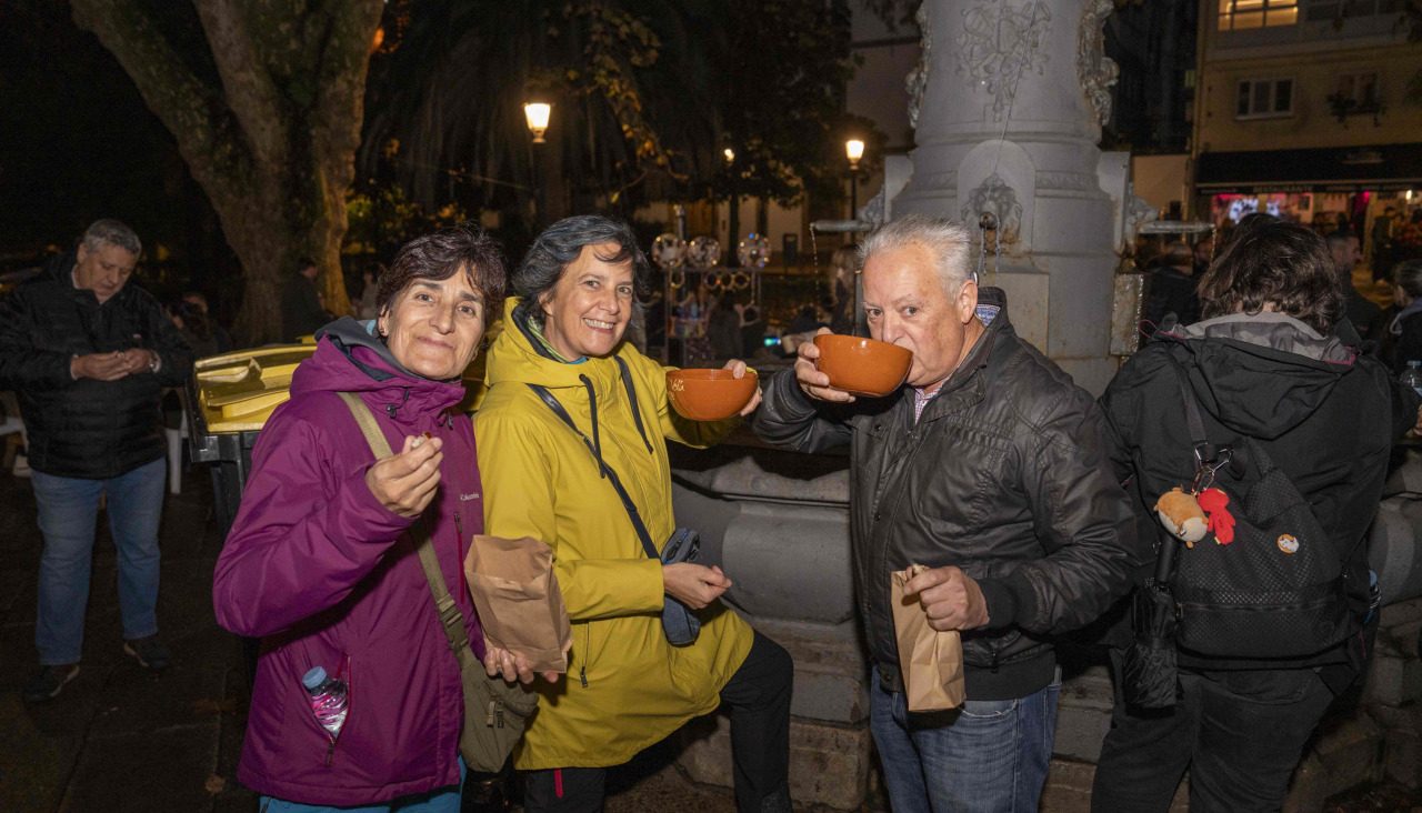 Los vecinos de la Ciudad Vieja celebran su magosto en la plaza de Azcárraga