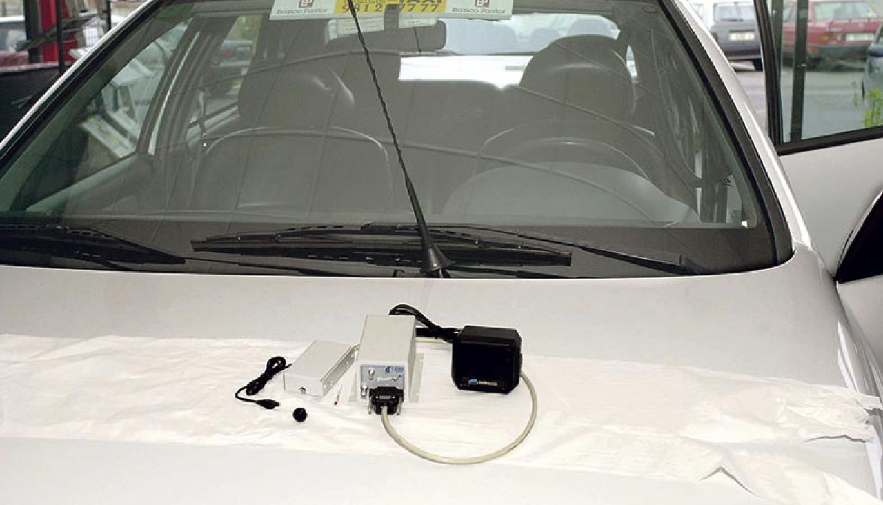 Un sistema GPS de hace 25 años, sobre el capó de un taxi