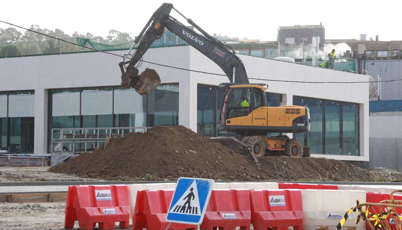 Una excavadora trabaja en las obras del nuevo comedor de Inditex