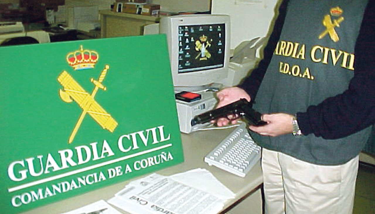 Una de las tres pistolas encontradas durante la operación, hace 25 años