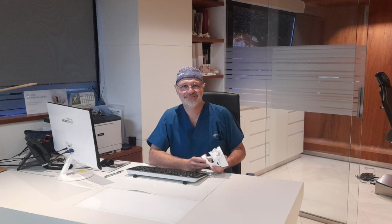 El Dr. José Ferreras, cirujano maxilofacial y director médico de las clínicas MAEX Ferreras