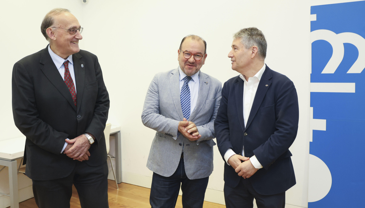 Manuel Reigosa, Antonio López y Ricardo Cao, en una reunión del Consello de Docencia Clínica