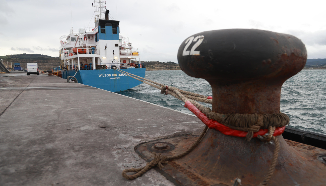 Un barco, atracado en Langosteira