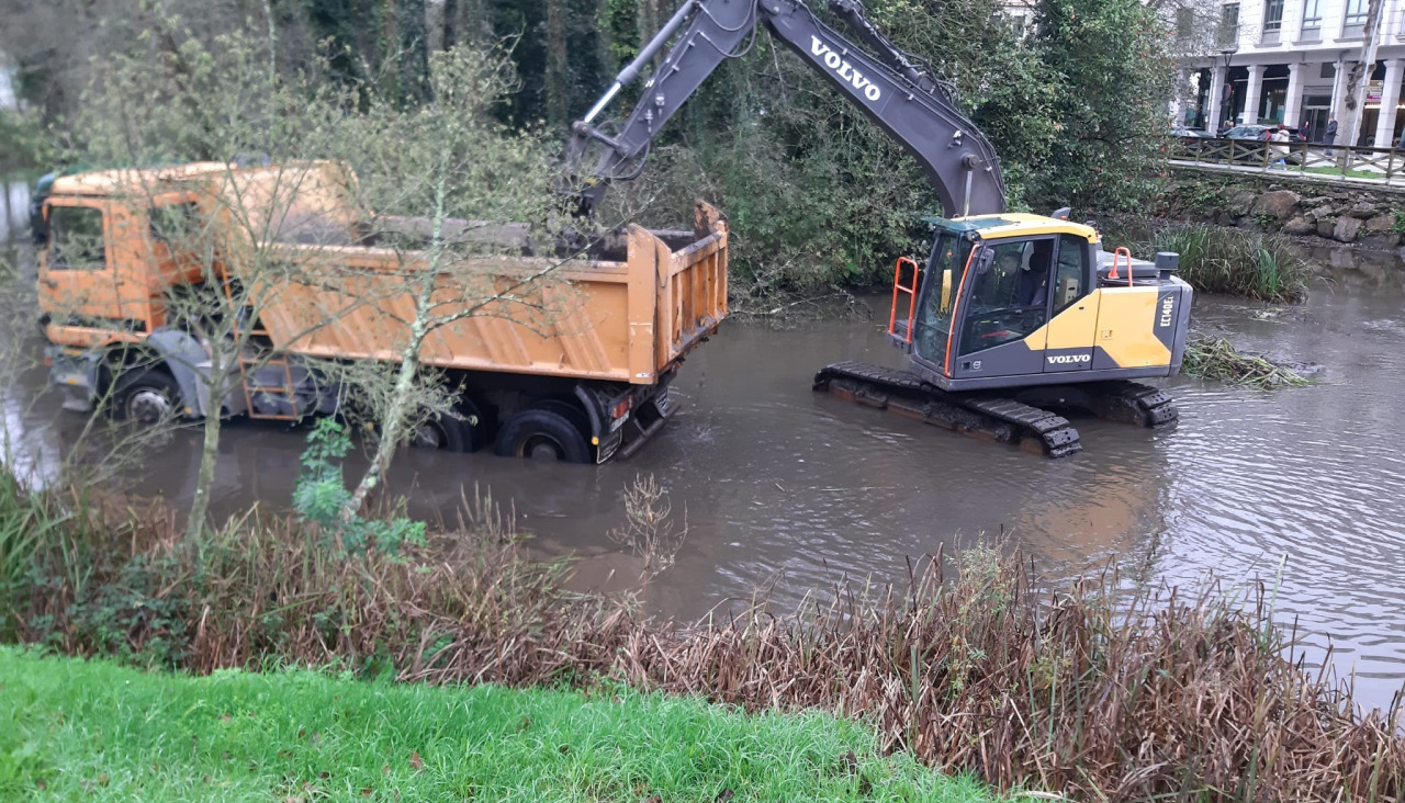 Trabajos en la laguna del paseo fluvial a su paso por el núcleo de Arteixo