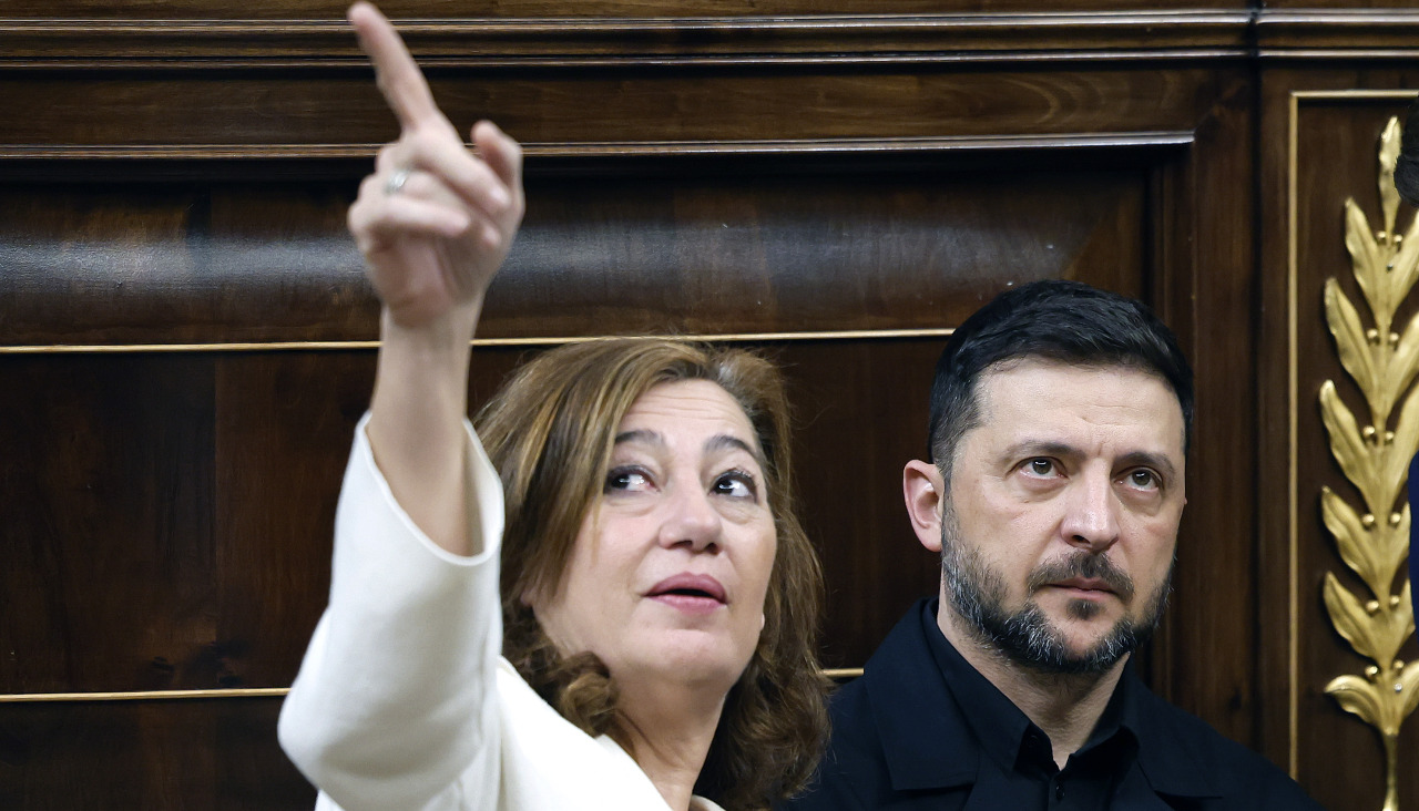 La presidenta del Congreso muestra los restos de los tiros de Tejero durante el Golpe de Estado de 1981 al presidente Zelenski