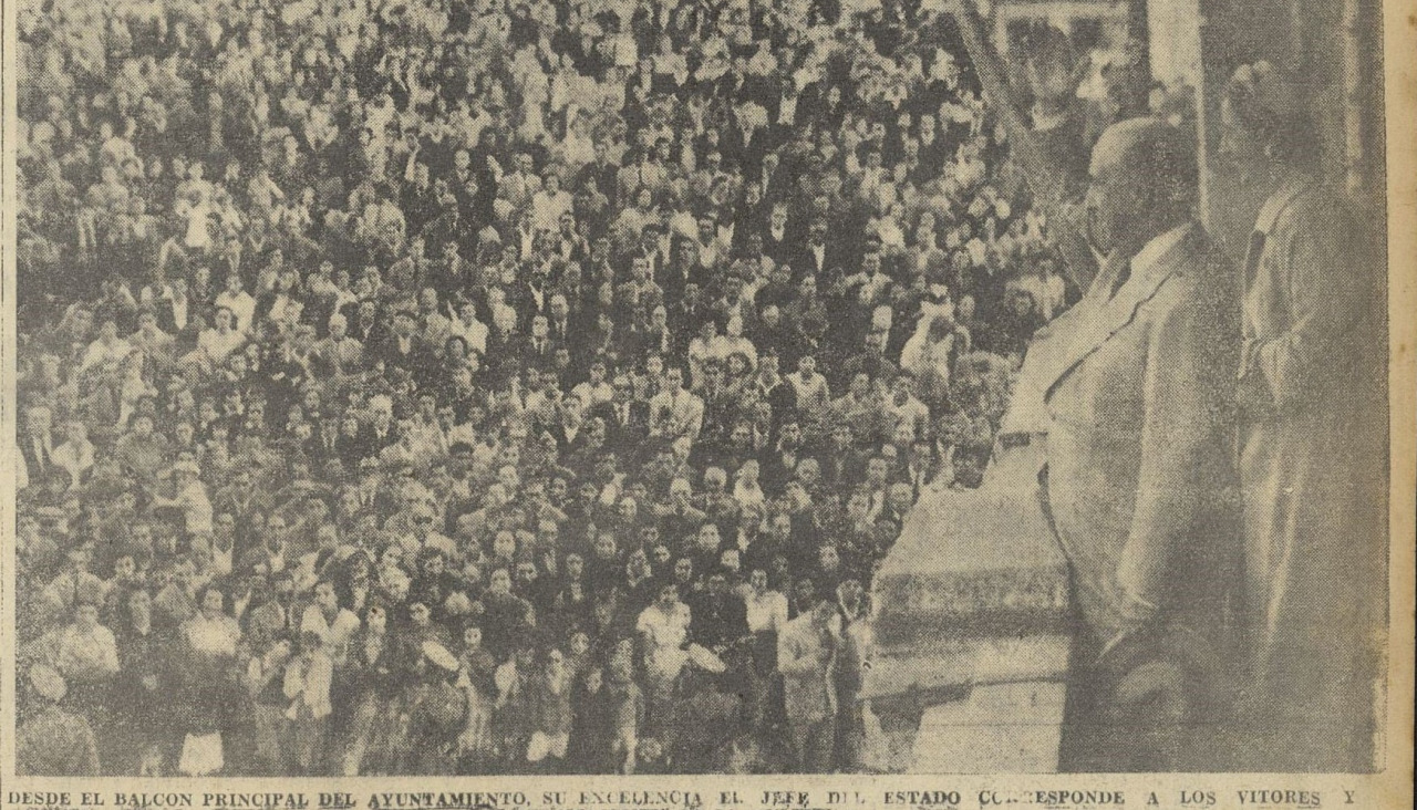 Imagen de Franco, y su mujer, saludando desde el balcón del Ayuntamiento de A Coruña, publicada por El Ideal Gallego en septiembre de 1951