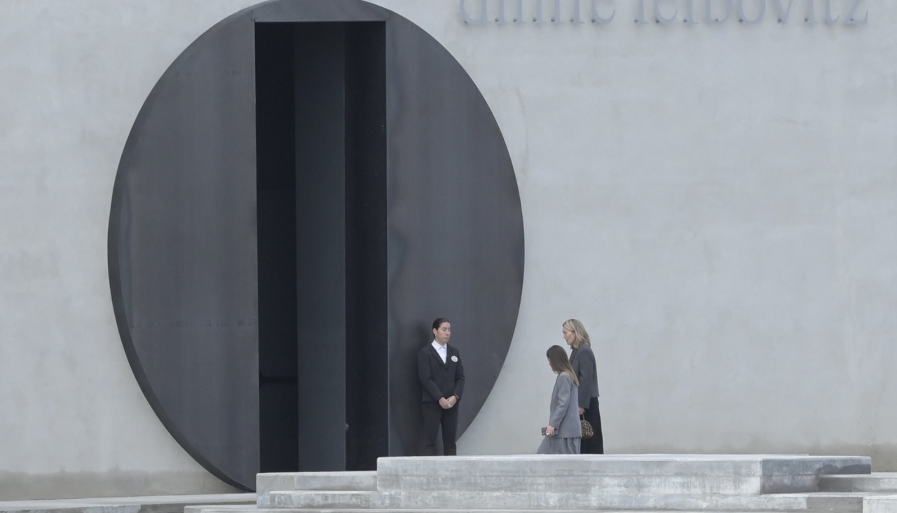 Marta Ortega, entrando en la exposición de Annie Leibovitz en el muelle de Batería